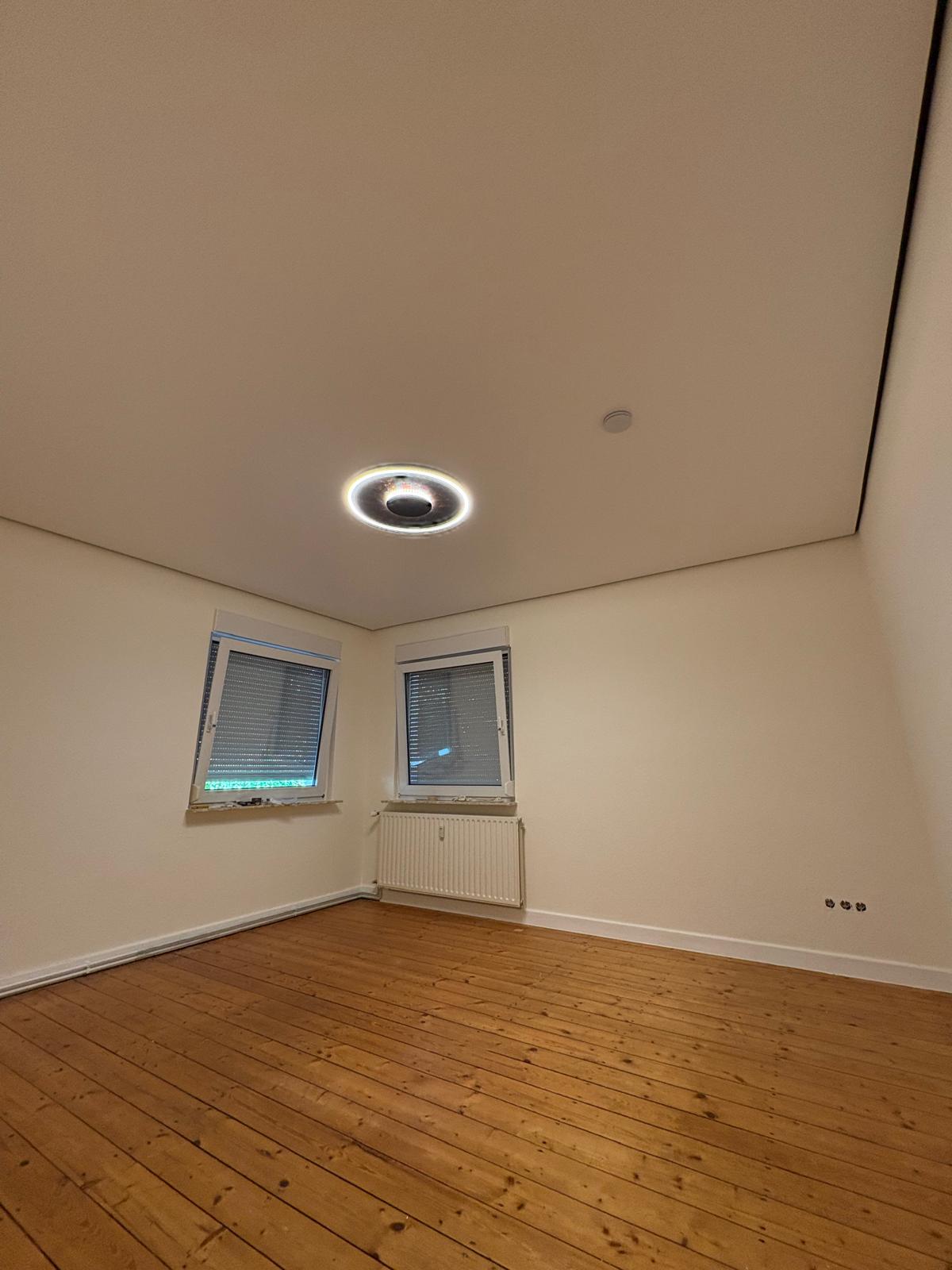 Spanndecke mit Deckenleuchte und Schattenfuge