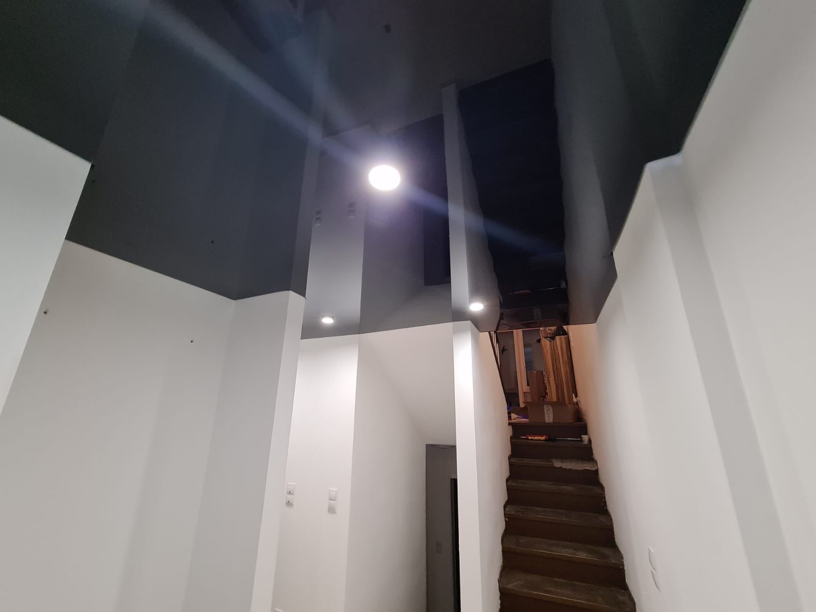 Spanndecke Treppenhaus schwarz Hochglanz