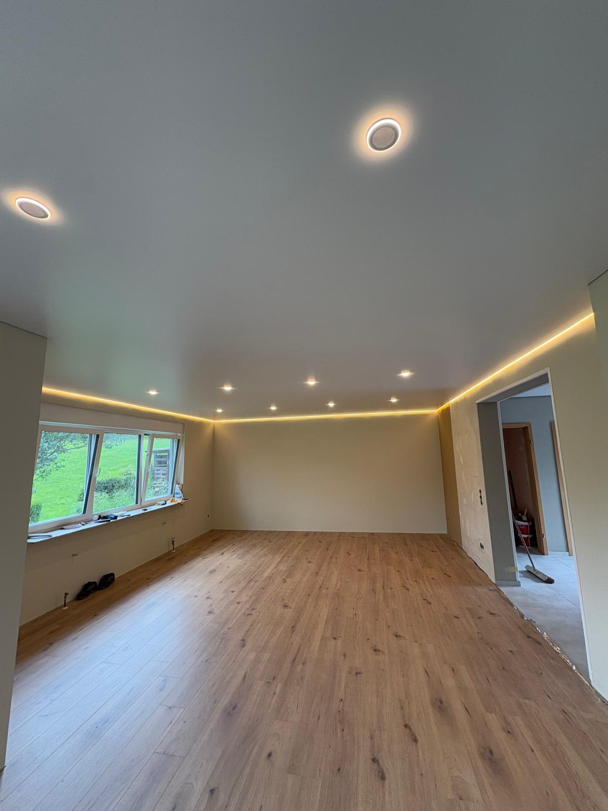 Spanndecke Wohnzimmer mit LED und Spots